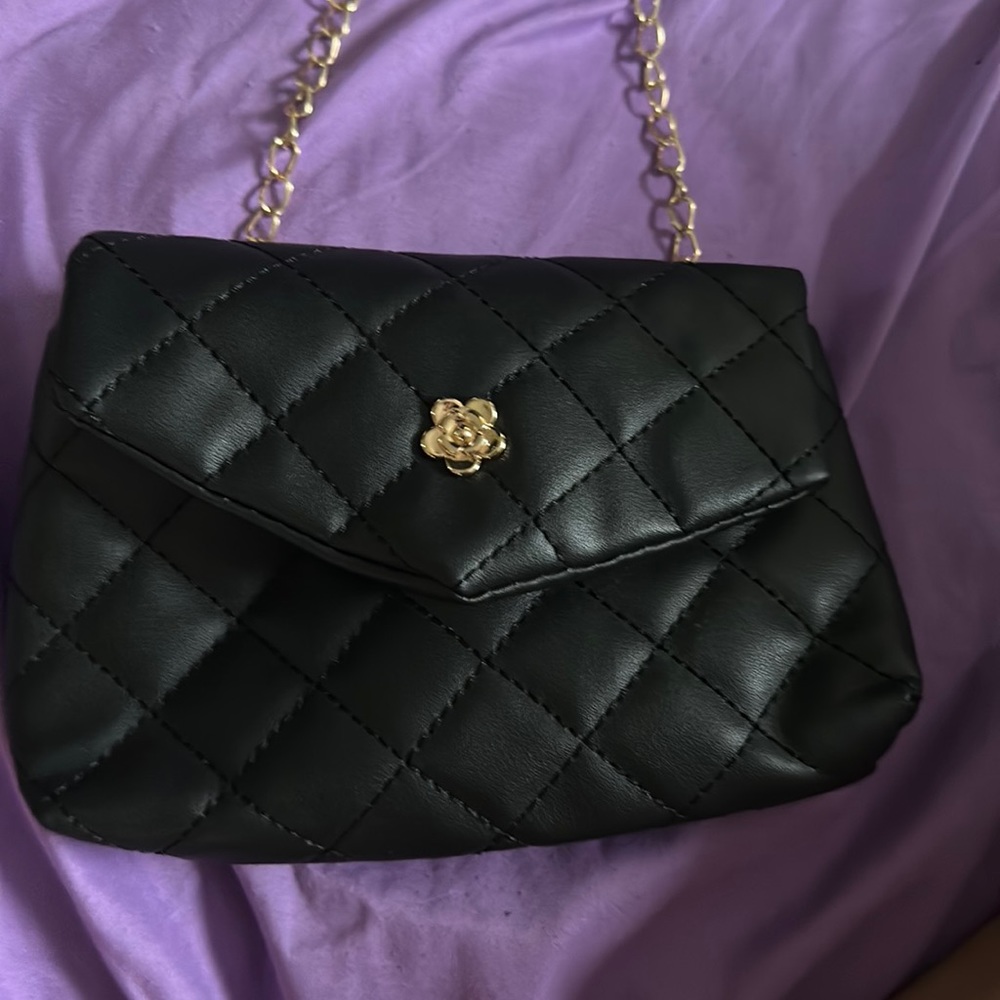 I’m selling this small shein crossbody bag